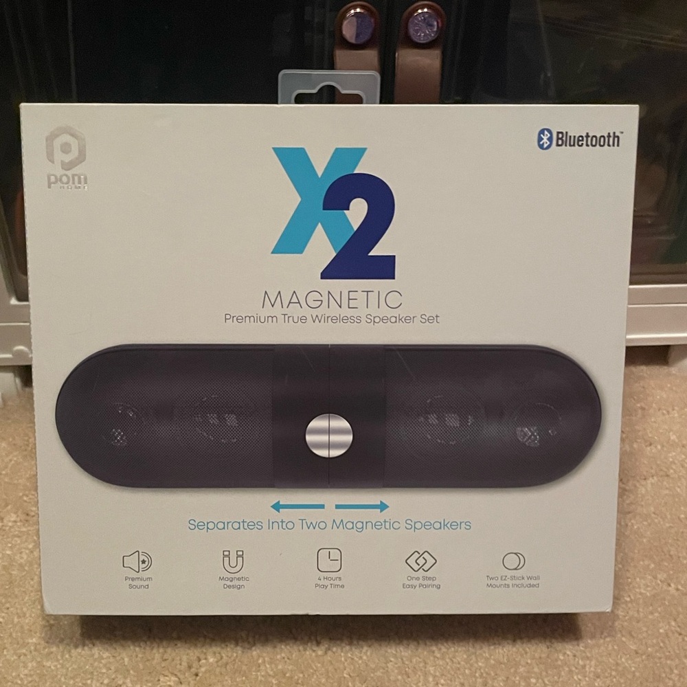 Magnetic wireless speaker set